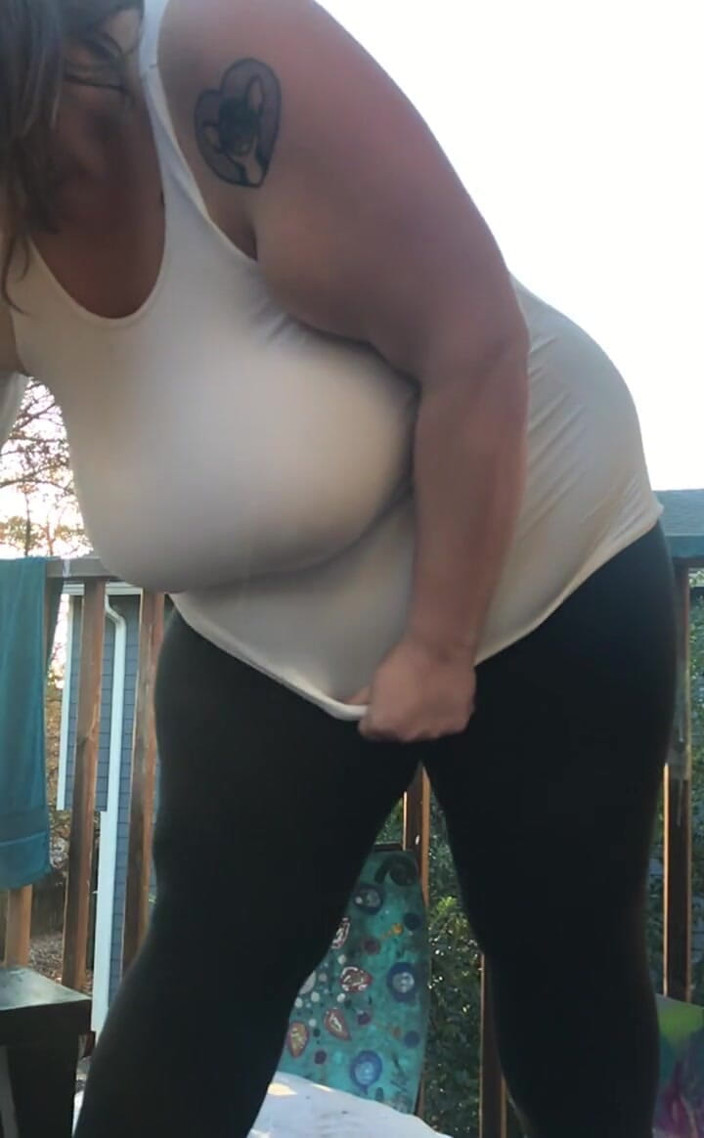 420bettyboobs: Experimentando minhas novas leggings apertadas