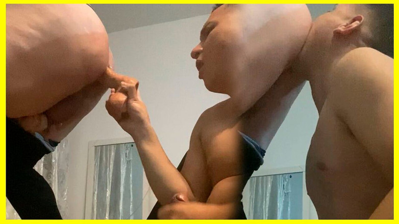 Tomas Styl: Saya Fist Si jalang ini dengan dildo Ultra Real 30cm yang...