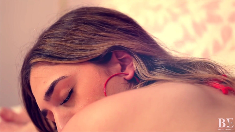 Blush erotica: 렉시 그레이와 푸에르토 록의 펠라로 인종 간 애널