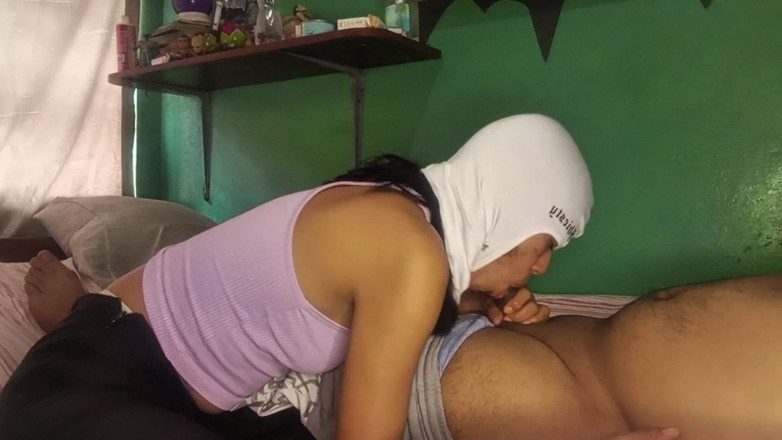 Sofixxx: Adik tiri menghisap batang