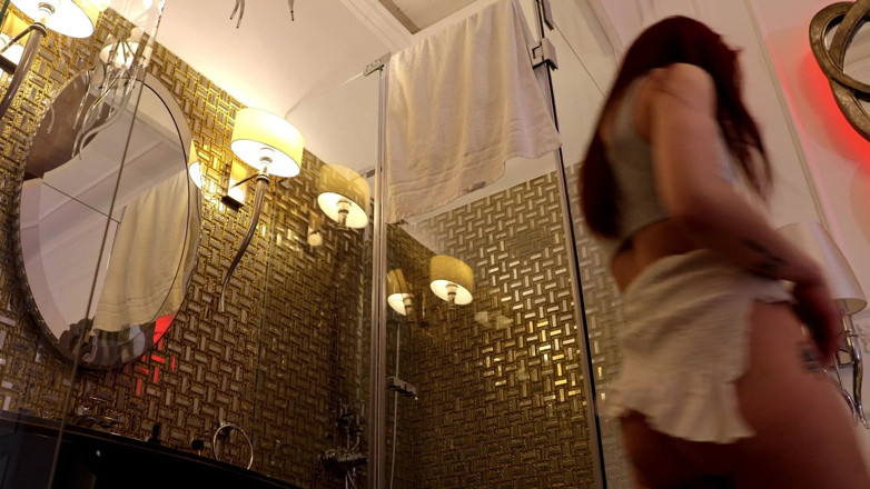 No panties TV: Une rousse sexy et sexy à la chatte charnue fait un...