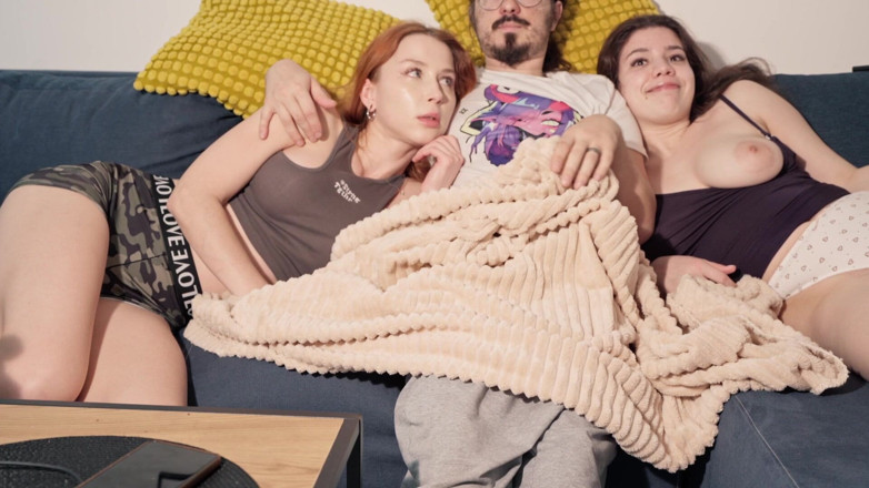 Mollykit: Secreto De Mis Hermanastras Mientras Veo La Tele