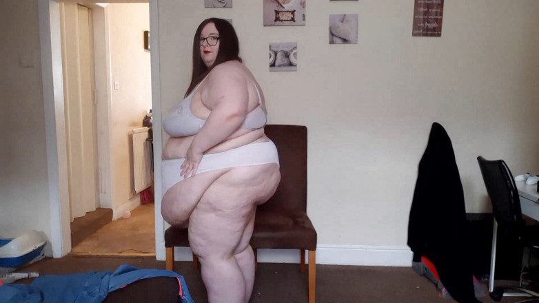 SSBBWLadyBrads: SSBBW is she too fat for clothes
