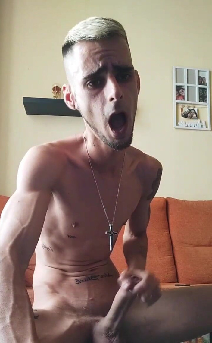 AlexxBlackk: Alexx blackk ngocok kontol dan dicrot sperma