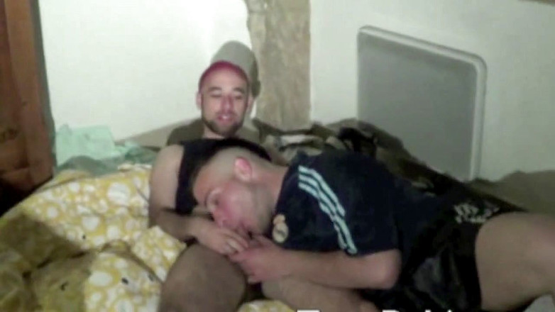 Sneaker gay: Sesiune de adidași sclavi cu 2 băieți răi cu adidași