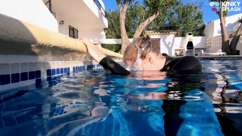 UKCuteGirl Lucy Lauren: Wetsuit Underwater Dildo Boquete - Neoprene Masked Suck Slut