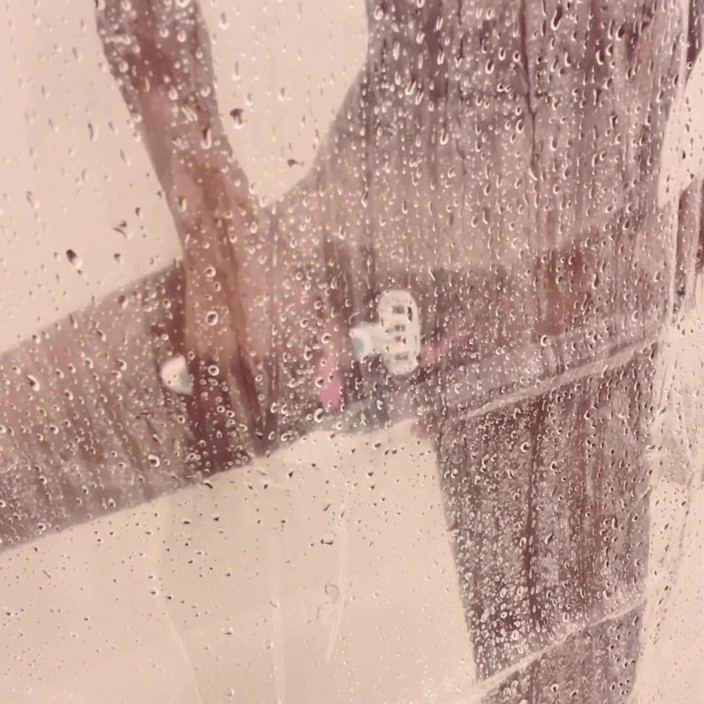 Emilycreams1: Scheren onder de douche 2