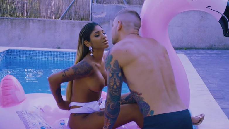 Club Anissa Kate: Venus Afrodite, copiosamente expandida pela piscina
