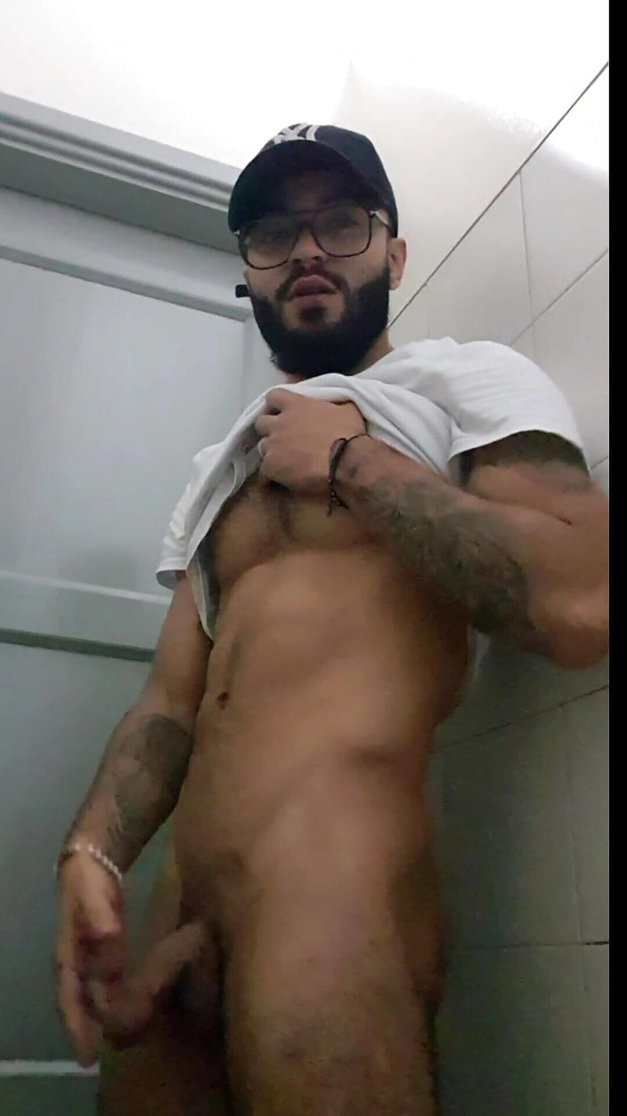 Liamgaell27: Etero beccato a masturbarsi nel bagno pubblico