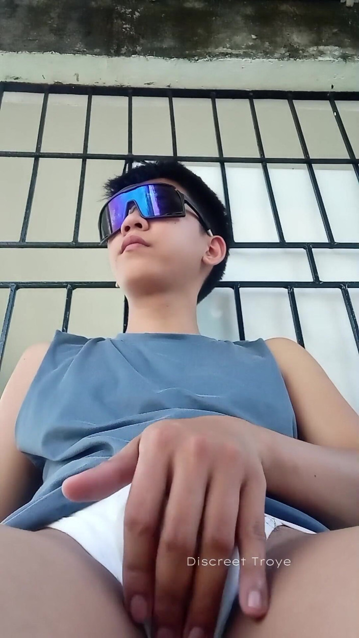 Troye_AsianPinoy: Pinoy đụ đồ chơi khít khao của anh ấy trước nhà để xe | Daks...