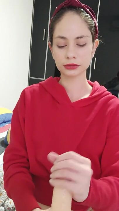 Natti natti: Üvey erkek kardeşimi düşünüyorum ve arzumu yok etmek için dildomu...
