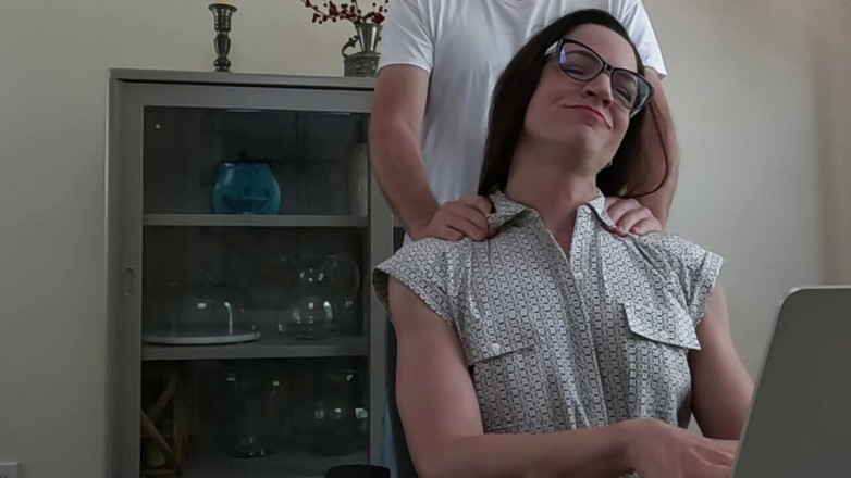 littlebuffbrunette: Une prof sexy se fait baiser sur son bureau