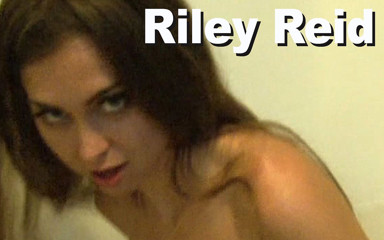 Edge Interactive Publishing: Riley Reid kencing di bilik air