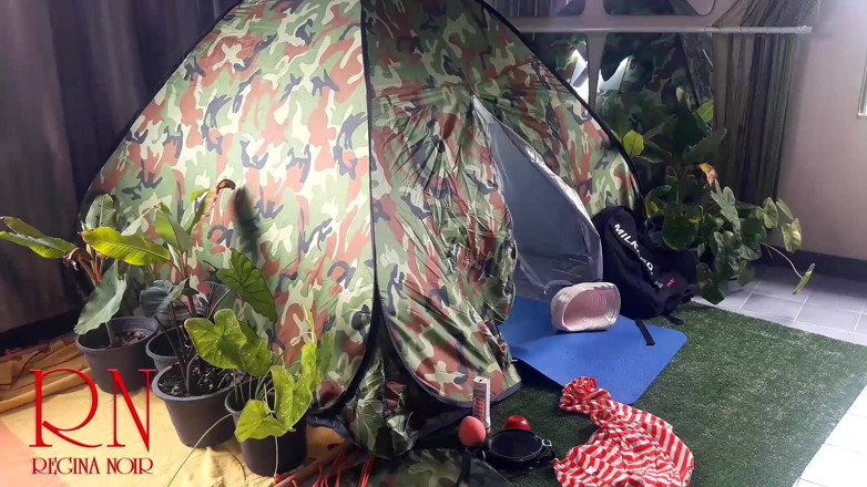 Regina Noir: Sex în tabără. Un străin fute o doamnă nudistă în pizdă într-un camping în...