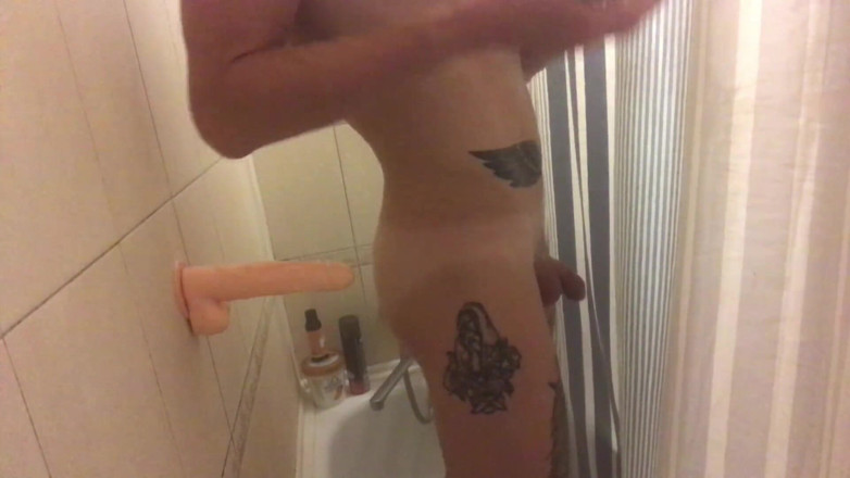 Falcon Al: Ik stak een dildo op de muur onder de douche...