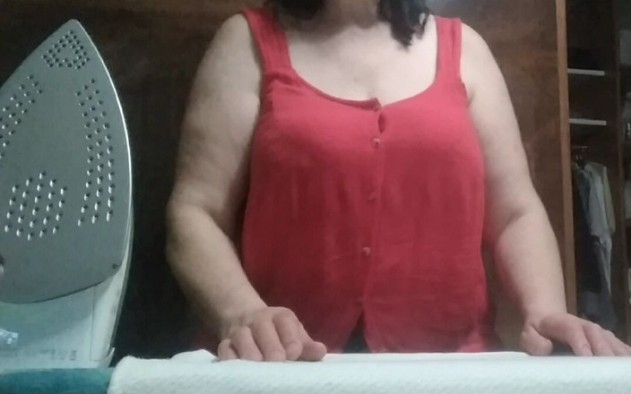 Mr_geenx: Une belle-mère de 57 ans aux gros seins naturels, repasse ses...