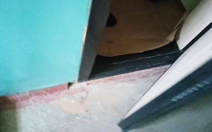 ArchiRusik: Kontrolör tezgahları kontrol etmeye geldi ama emmesi için genç bir...