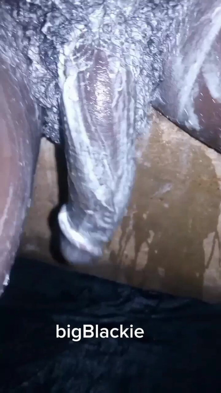 bigBlackie699: Bigblackie मजे के लिए मेरे बड़े काले लंड के साथ शेविंग और हस्तमैथुन कर रही है