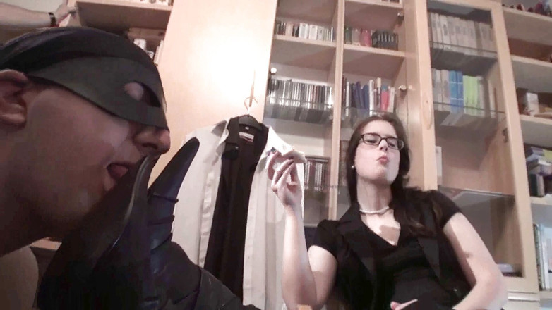 Femdom Austria: Sahibe ve kölesi öğle yemeği yiyor