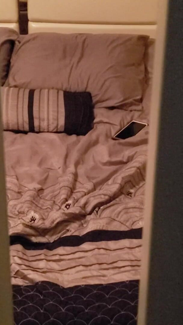 Sexycrittler: Geile vrouw betrapt op masturberen tot lesbische porno op een...