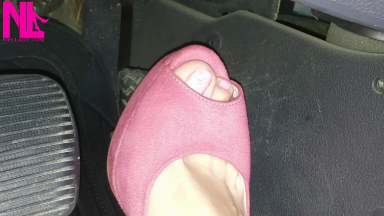Nyllady: Conduite aux pieds nus et revving dans des sandales roses à...