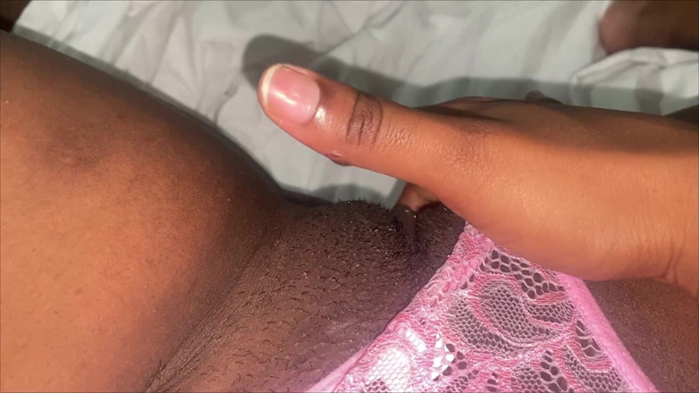 olivercastelistar: Ze sluit de deur en zoekt een orgasme