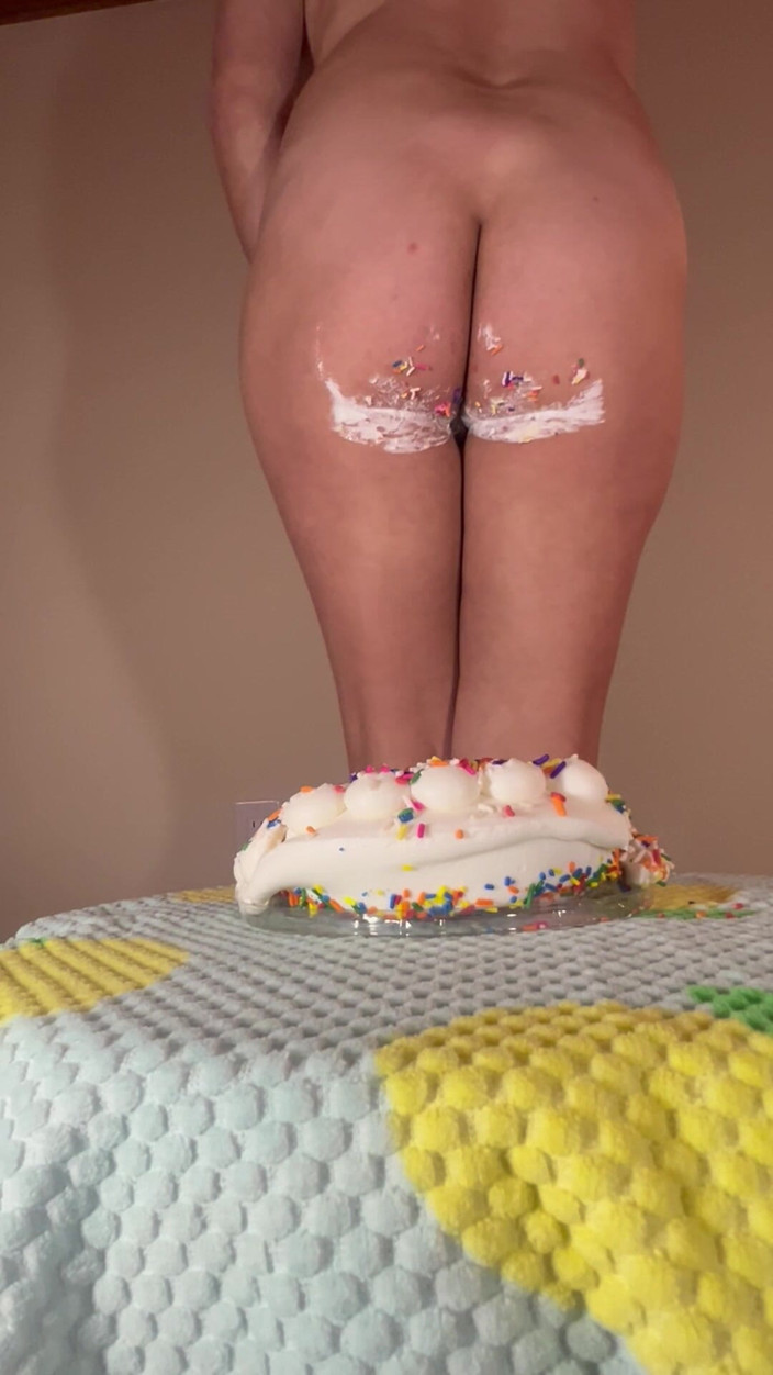 MidnightTease: Üvey anne şişman amcığıyla doğum günü pastamı parçalıyor