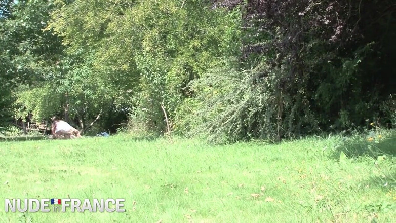 La France a Poil: Нудистская брюнетка занимается групповом сексом на улице