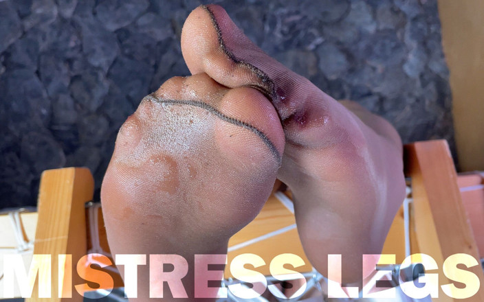 Mistress Legs: Целуй и лижи мои мокрые ступни в нейлоне в колготках мясистого цвета в видео от первого лица