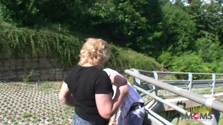 Shagging Stepmoms: Blonde rijpe teef met hoge hakken pijpt pik en wordt...