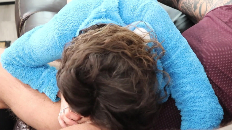 Azure Sky Films: Monica et Sandra sont nues et font à tour de rôle...