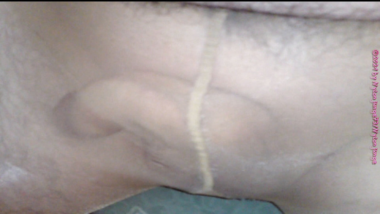 Carmen_Nylonjunge: apne pairon par kaamuk ** hd udaasun **
