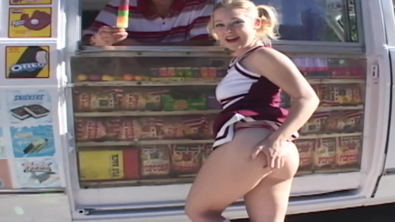 The Window of Sex: Heiße eisszene - 4_busty College-blondine hat spaß im Eiswagen