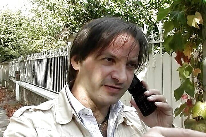 Planete Francaise: Szczupła francuska dziewczyna połyka spermę na podwórku