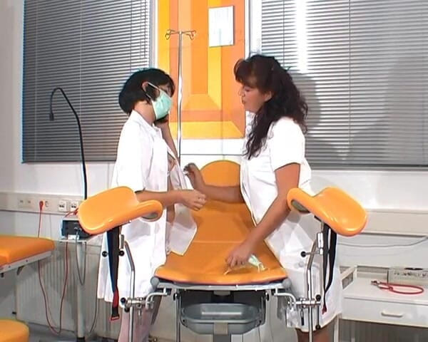 Rubber & Clinic Studio - 1ATOYS: Trò chơi thi đồng tính nữ trên gyntable