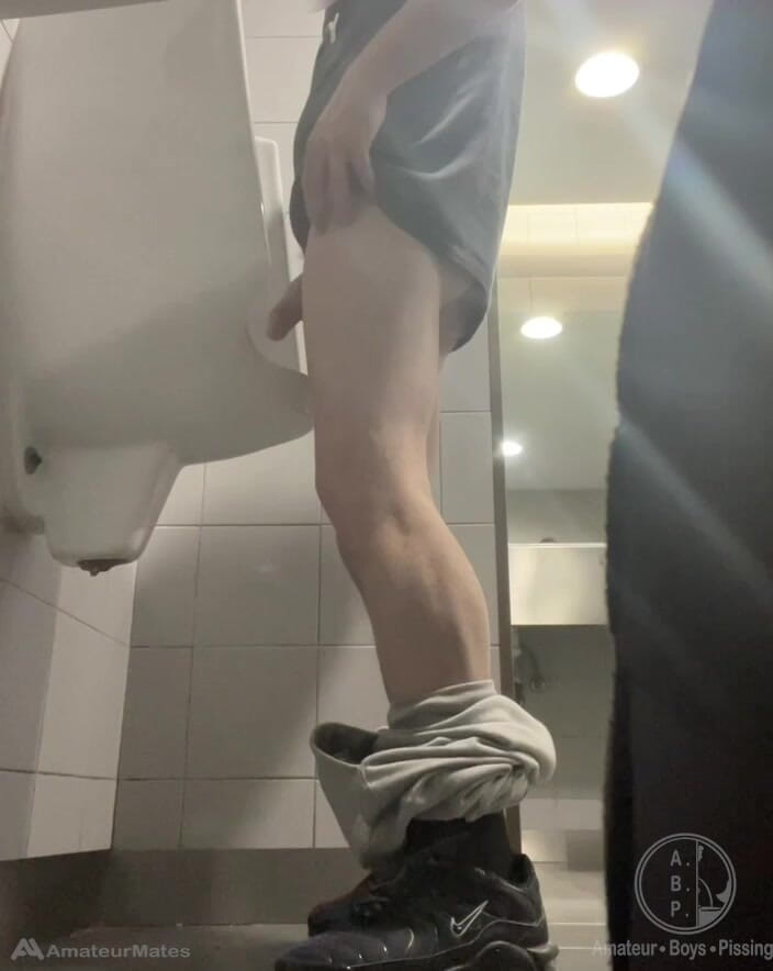AmateurBoysPissing: 2 cowok berondong pakai sepatu kenegaraan lagi bersenang-senang di urinoir...