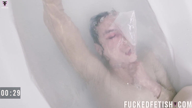 Fucked fetish: HD Sattira 풀 절망적 인 가방과 물 욕조 재미있는 얼굴
