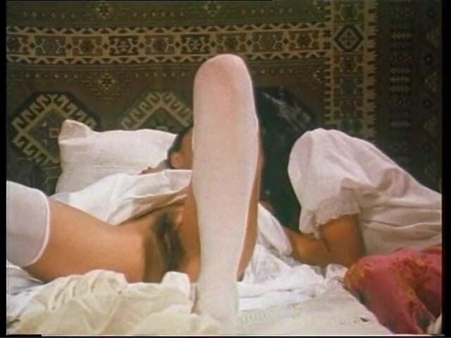 Lesbian Illusion: Duas lésbicas gostosas lambendo peitos