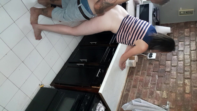 Bigjoefuckalott: Surprinzând soția vecinului cu în bucătărie