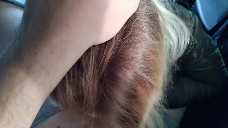 Sweet Hot mouth: Une fille suce une bite dans des taxis, faux taxi
