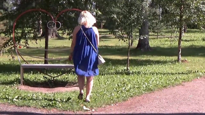 RedRoseRus: Femme sexy sans culotte - pétillante lors d’une promenade