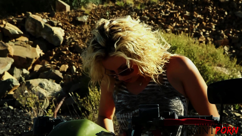 SaintPorn: Блондинка мастурбує на atv в пустелі