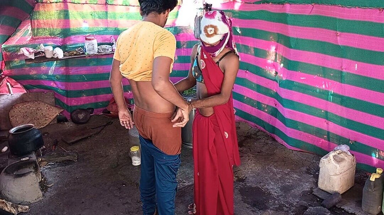 Indian Hijraji: インドのニューハーフ - プージャが貧しい料理場に行った後、水だったとき、彼は彼女をつかまえて彼女のお尻を犯しました。