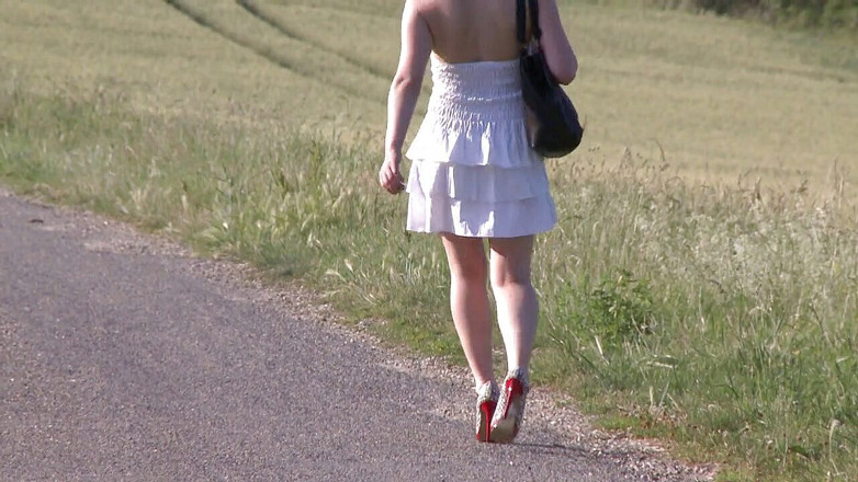 Alkrys: 休暇中、この18歳の少女は友人の継父に犯される