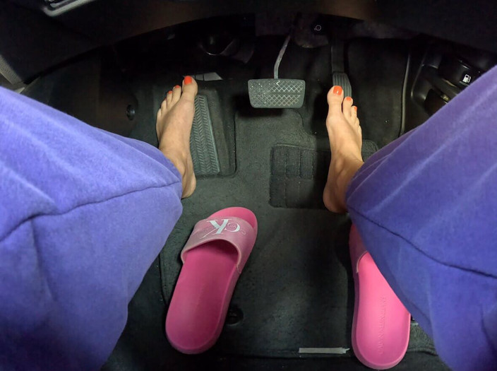 Emma Voyeur: Gadis mengemudikan mobil bertelanjang kaki dan menekan pedal