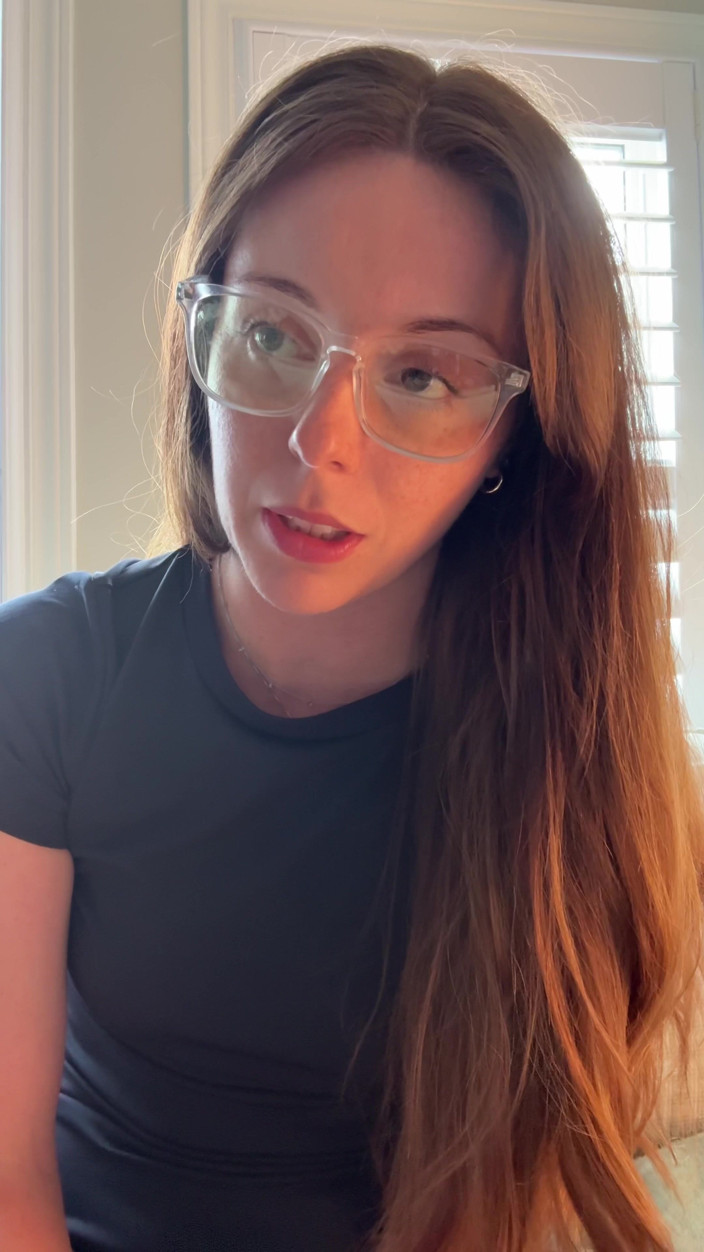 Nadia Foxx: Cette bombasse à lunettes te dit comment caresser !