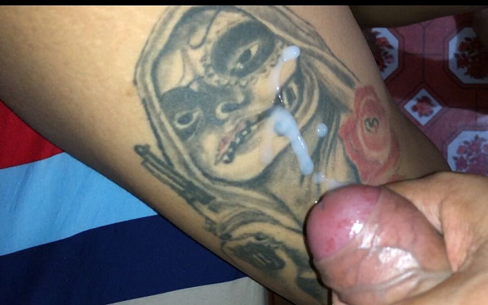 Lustybaby605: Éjaculation sur mon tatouage