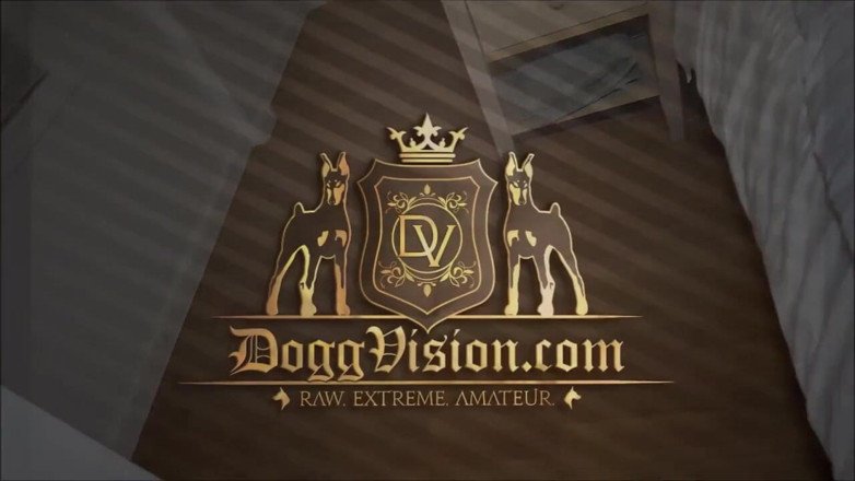 DoggVision: Femeie albă cu țâțe mici se bucură de o ejaculare fără...