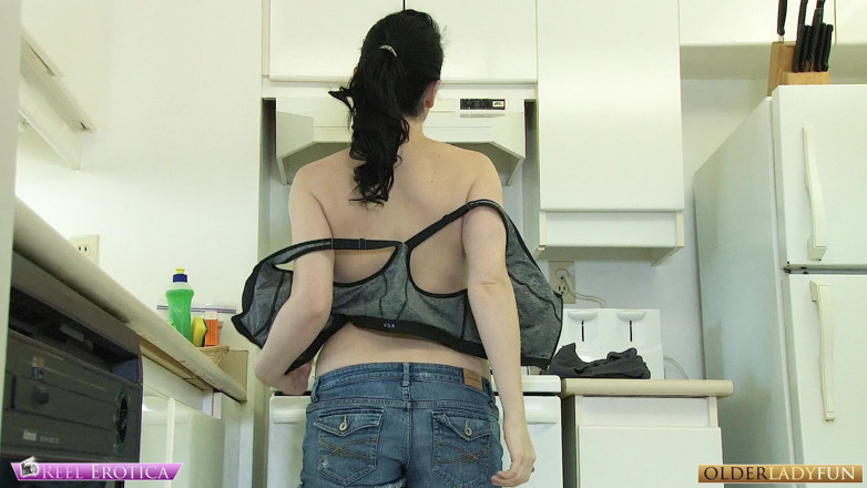 Older Lady Fun: Prsatá puma MILF z Kanady masturbuje v kuchyni
