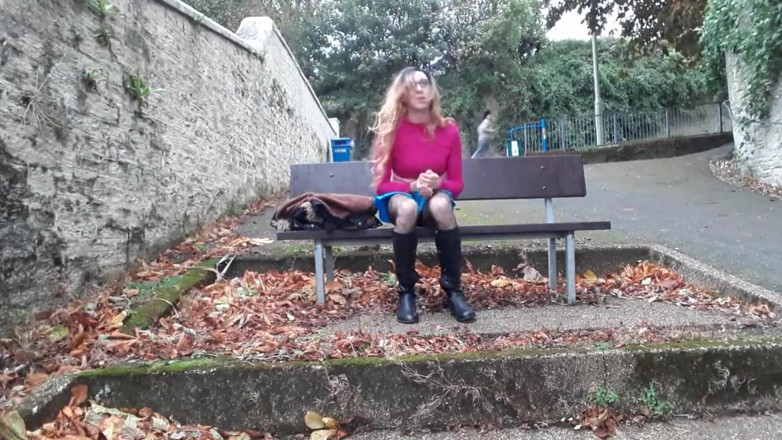 The Midnight Minx: Crossdresser s'exhibe et se branle dans la nature
